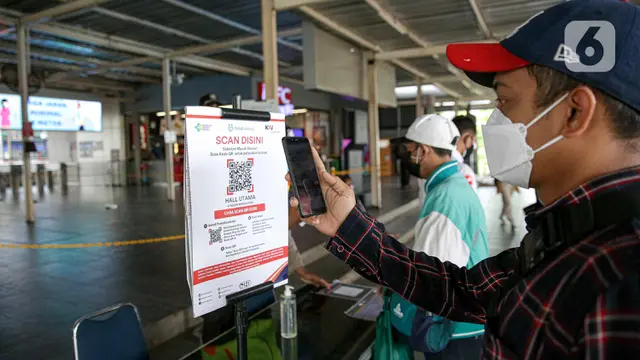 Uji Coba Aplikasi PeduliLindungi di Stasiun KRL