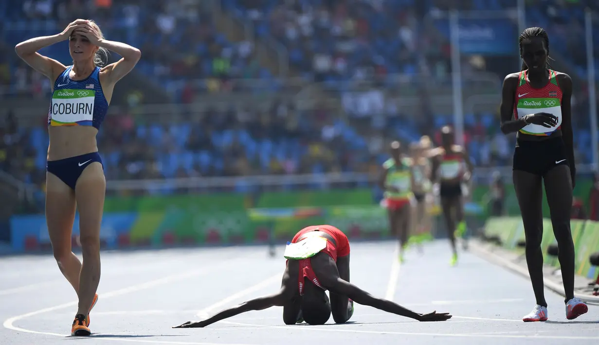 Ekspresi pelari putri Bahrain, Ruth Jebet (tengah), setelah  memenangi nomor lari halang rintang 3000m putri Olimpiade Rio 2016 di Olympic Stadium, Rio de Janeiro, Brasil, (15/8/2016). (AFP/Olivier Morin)