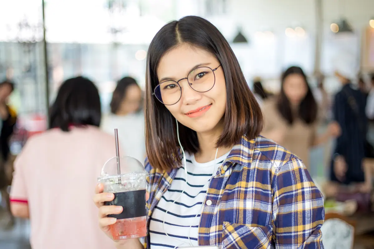 cerdas pintar tersenyum pendiam introvert kutu buku