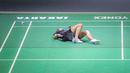 Pebulu tangkis tunggal putri Indonesia, Gregoria Mariska Tunjung terjatuh saat melawan wakil China, Wang Zhi Yi pada babak perempat final Indonesia Open 2024 di Istora, Senayan, Jakarta, Jumat, (07/06/2024). (Bola.com/Bagaskara Lazuardi)