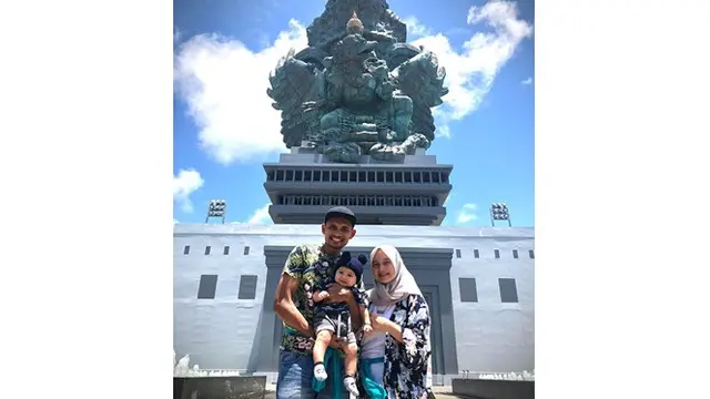 6 Potret Bek Persebaya Andri Muliadi Bareng Keluarga, Selalu Mesra