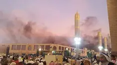Asap hitam membumbung di dekat Masjid Nabawi, Arab Saudi, Senin (4/7). Ledekan terjadi akibat bom bunuh diri di pos polisi yang lokasinya berdekatan dengan kompleks Masjid Nabawi yang mengakibatkan 5 orang tewas. (Facebook.com/Haramain)