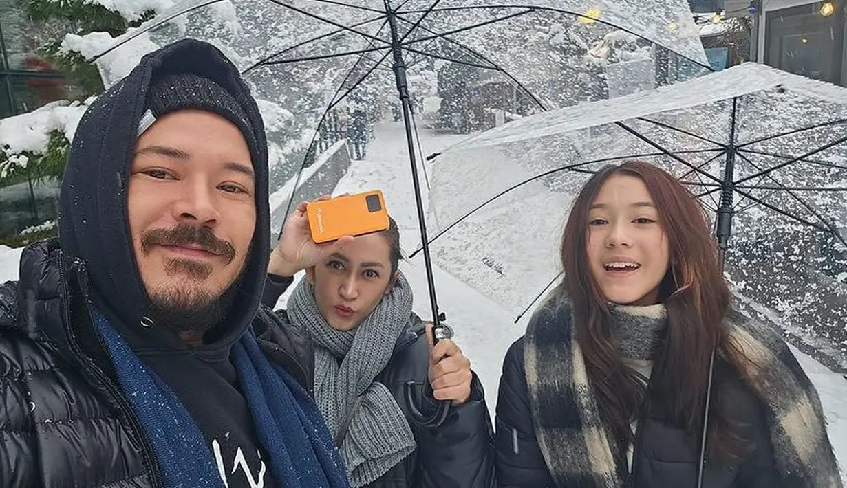 Tak hanya bersama sang ibunda, Mikhaela juga ke Korea bersama sang ayah Zack Lee. Ketiga nya kompak mengenakan jaket hitam lengkap dengan syalnya. [@nafaurbach]