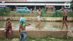 Anak-anak berenang di aliran Sungai Kalimalang, Jakarta, Selasa (18/8/2020). Keterbatasan ekonomi menyebabkan anak-anak tersebut memanfaatkan Sungai Kalimalang sebagai tempat berenang, meskipun berbahaya bagi keselamatan dan kesehatan mereka. (Liputan6.com/Immanuel Antonius)