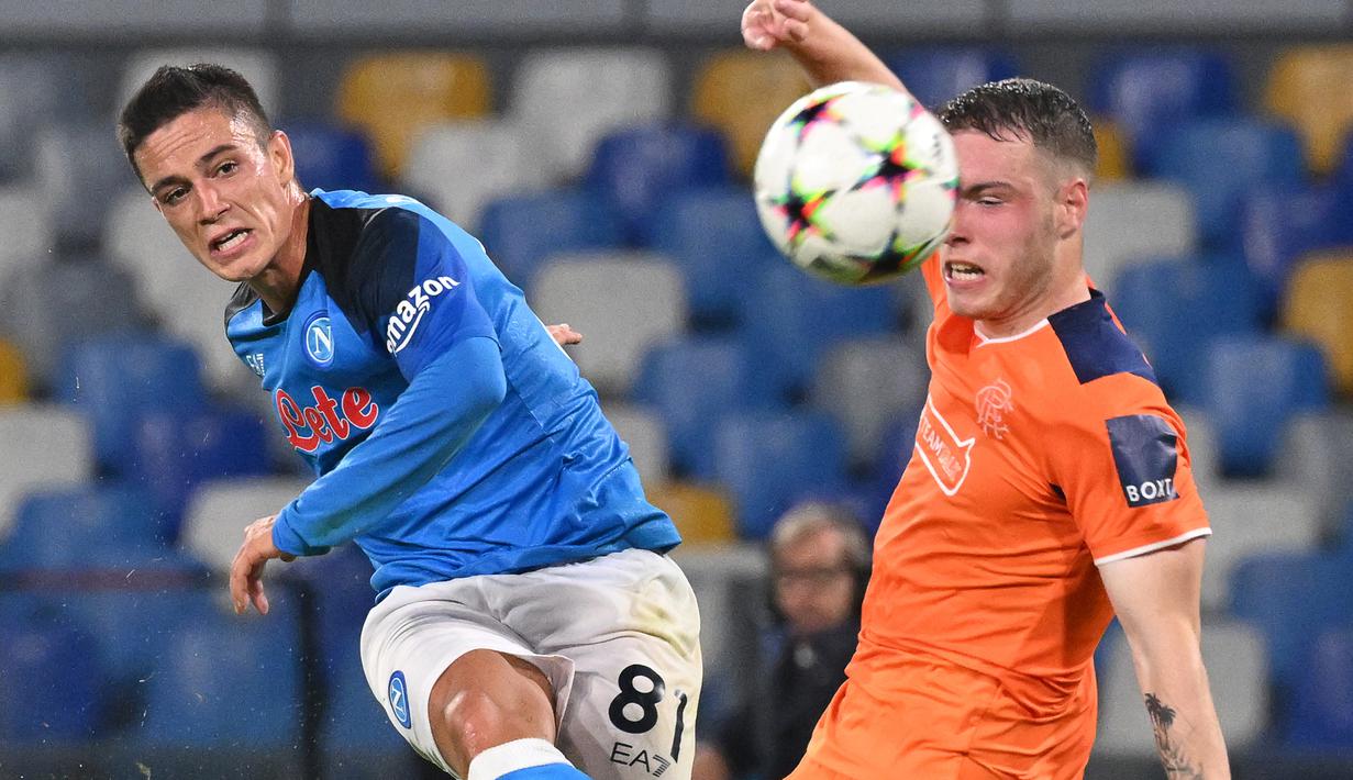 Giacomo Raspadori. Seperti Giovanni Simeone, striker Italia berusia 22 tahun ini juga baru bergabung dengan Napoli pada awal musim 2022/2023 dengan status pinjaman dari Sassuolo. Di fase grup Liga Champions 2022/2023 ia telah menyumbang 4 gol dan 2 assist dari 4 penampilan. Ia hanya absen di matchday pertama saat Napoli menang 4-1 atas tamunya Liverpool (12/10/2022). (AFP/Andreas Solaro)