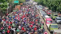 Ribuan buruh demo Omnibus Law di Tangerang. (Pramita/Liputan6.com).