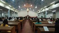 Suasana Khidmat Umat Kristiani Saat Ibadah Paskah Di Gereja HKBP Serang, Banten. (Kamis, 01/04/2021). (Liputan6.com/Yandhi Deslatama).