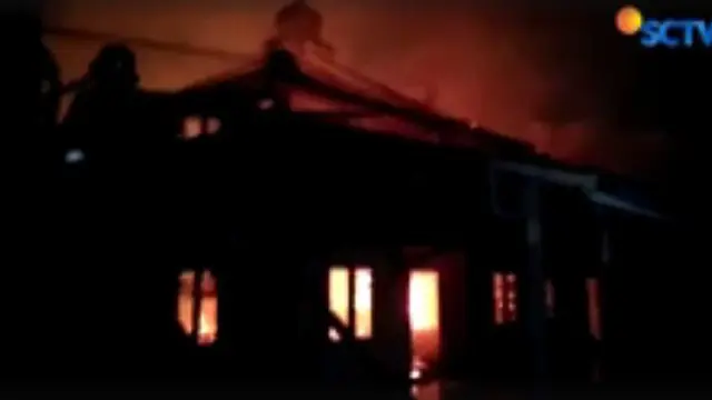 Kebakaran diduga hubungan arus pendek listrik yang ada di dalam masjid.