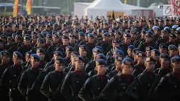 Sejumlah personel polisi berbaris saat berlangsungnya upacara peringatan HUT Ke-73 Bhayangkara di kawasan Monas, Jakarta, Rabu (10/7/2019). Presiden Joko Widodo (Jokowi) menjadi inspektur upacara yang dihadiri sebanyak 4.000 personel Polri dan 7 resimen TNI tersebut. (Liputan6.com/Faizal Fanani)