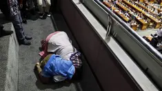 Terpidana kasus dugaan pelanggaran UU ITE sekaligus korban pelecehan seksual Baiq Nuril sujud syukur bersama putranya setelah DPR menyetujui amnesti untuk dirinya dalam sidang paripurna di Kompleks Parlemen Senayan, Jakarta, Kamis (25/7/2019). (Liputan6.com/JohanTallo)