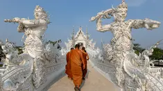 Biksu saat melakukan tur di Wat Rong Khun atau kuil putih di Provinsi Chiang Mai, Thailand, Jumat (4/3). Kuil Putih dirancang oleh seniman visual Thai Chalermchai Kositpipat. (REUTERS / Jorge Silva)