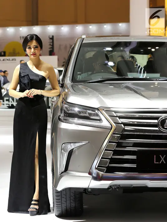 Sales Promotion Girls (SPG) atau model bersanding di samping mobil Lexus pada pembukaan GIIAS 2018 di ICE BSD, Tangsel, Kamis (2/8). Kehadiran mereka menghiasi perhelatan otomotif GIIAS 2018. (Liputan6.com/Fery Pradolo)