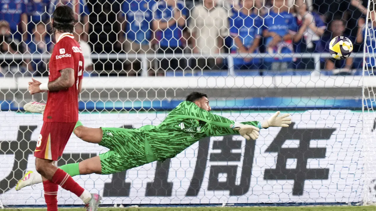 Giorgi Mamardashvili melakukan penyelamatan di laga Yokohama F. Marinos vs Liverpool di laga uji coba pramusim bertajuk J.LEAGUE World Challenge 2025 di Nissan Stadium, Yokohama, Jepang, Rabu (30/07/2025). (AP Photo/Eugene Hoshiko).