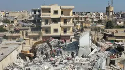 Foto udara menunjukkan para penggali bekerja di reruntuhan bangunan yang runtuh di kota Jindayris, Suriah, Rabu (15/2/2023). Gempa berkekuatan 7,8 magnitudo yang melanda Turki dan Suriah pada Senin (6/2) kemungkinan akan menjadi salah satu bencana yang paling mematikan dalam dekade ini. (Omar HAJ KADOUR/AFP)