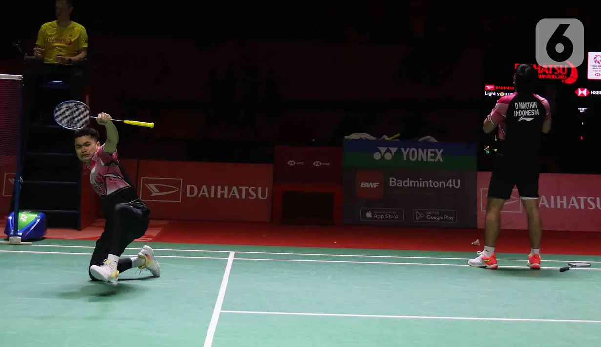 Pebulu tangkis ganda putra Indonesia Leo Rolly Carnando/Daniel Marthin merayakan kemenagnan atas He Ji Ting/Zhou Hao Dong dari China dalam pertandingan babak final Indonesia Masters 2023 di Istora Senayan, Jakarta Pusat, Minggu (29/1/2023). Leo Rolly Carnando/Daniel Martin keluar sebagai juara Indonesia Masters 2023 seusai mengandaskan pasangan China, He Ji Ting/Zhou Hao Dong dua game langsung dengan skor 21-17, 21-16.  (Liputan6.com/Herman Zakharia)