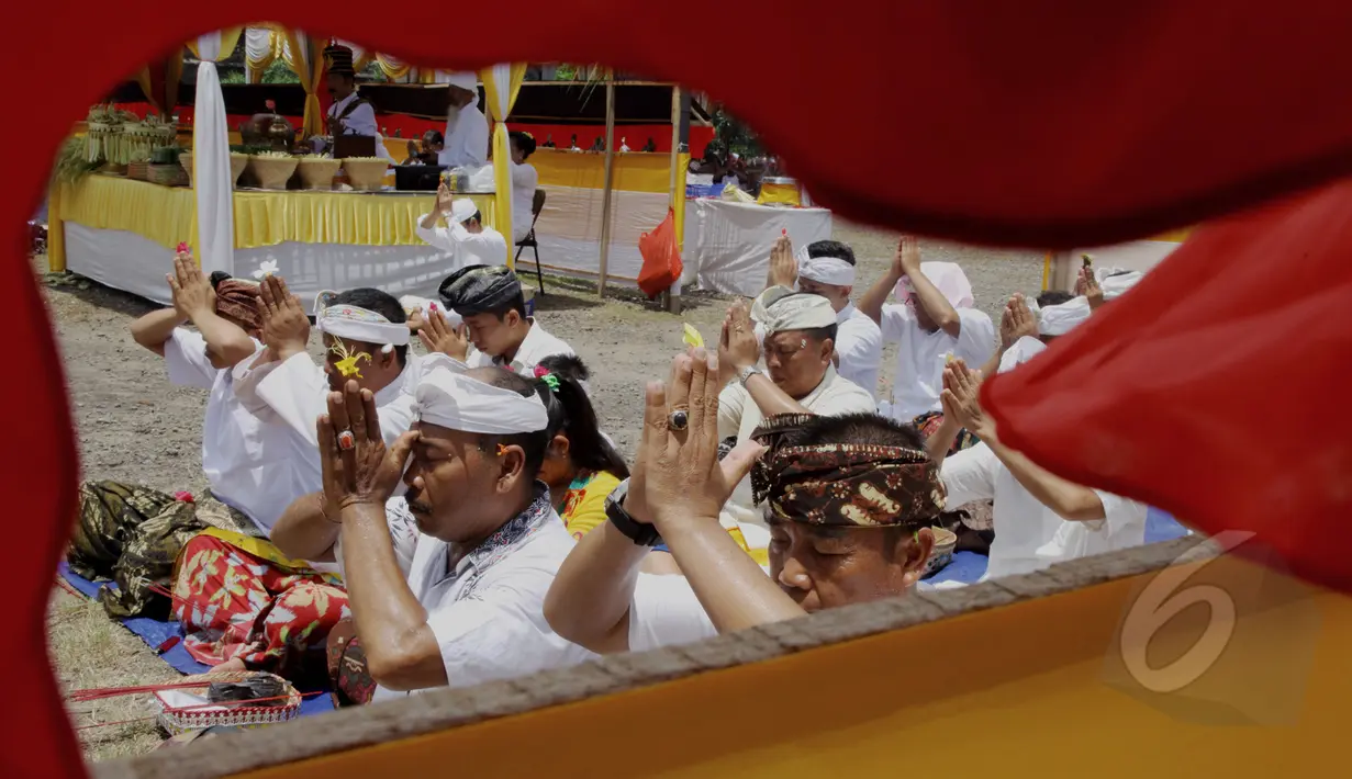 Sejumlah umat Hindu terlihat khidmat saat mengikuti prosesi upacara Tawur Agung di Serang, Banten, Jumat (20/3/2015). Upacara tersebut dalam rangka menyambut Hari Raya Nyepi Tahun Baru Saka 1937. (Liputan6.com/Andrian M Tunay)