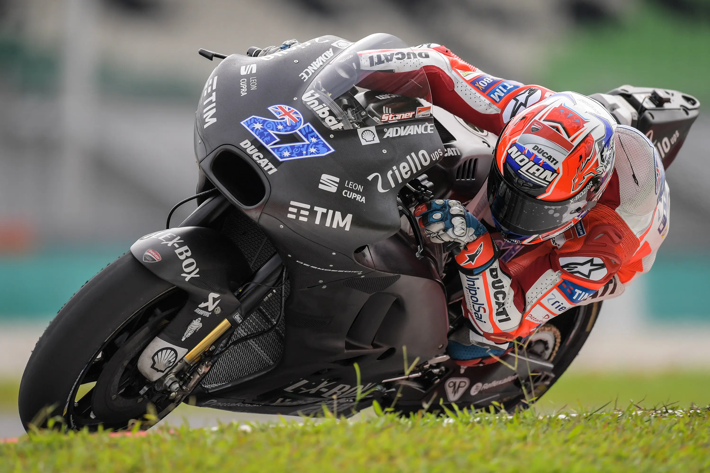 Pembalap penguji Ducati, Casey Stoner saat melakoni tes menuju MotoGP 2018 di Sirkuit Sepang, Malaysia. (MOHD RASFAN / AFP)