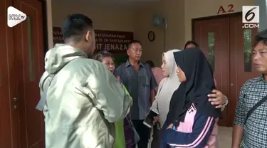 Beberapa keluarga korban jatunya pesawat Lion Air JT 610 mendatangi RS Polri Kramatjati mereka meminta kejelasan mengenai kondisi jenazah. Petugas forensik saat ini tengah mengidentifikasi jenazah korban