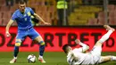 Pemain Ukraina Artem Dovbyk mengontrol bola saat melawan Bosnia-Herzegovina pada pertandingan kualifikasi Grup D Piala Dunia 2022 di Stadion Bilino Polje, Zenica, Bosnia, 16 November 2021. Ukraina menang 2-0. (AP Photo)