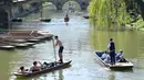 Orang-orang bersantai sambil menaiki perahu di sepanjang Sungai Cam di Cambridge, Inggris, Kamis (19/4). Masyarakat Inggris biasa memilih bersantai di sungai untuk menyambut musim semi. (Joe Giddens/PA via AP)