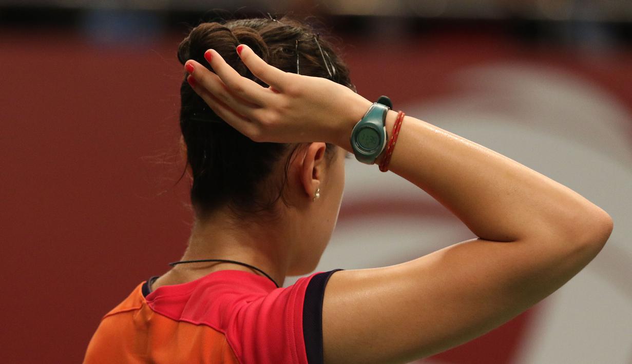 Kuku yang di cat merah, gelang, dan jam tangan adalah ciri khas lain Carolina Marin selain teriakan saat meraih poin di lapangan. (Bola.com/Arief Bagus)