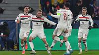 Pemain Manchester United merayakan gol yagn dicetak Rasmus Hojlund ke gawang Viktoria Plzen dalam laga Liga Europa 2024/2025 di Plzen, Jumat (13/12/2024) dini hari WIB. (Michal Cizek / AFP)