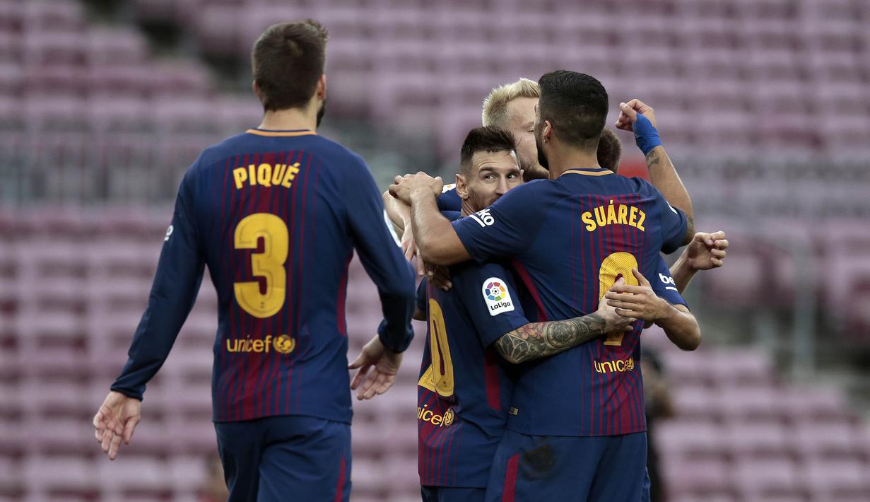 Para pemain Barcelona merayakan gol yang dicetak Lionel Messi ke gawang Las Palmas pada laga La Liga Spanyol di Stadion Camp Nou, Katalonia, Minggu (1/10/2017). Barcelona menang 3-0 atas Las Palmas. (AP/Manu Fernandez)