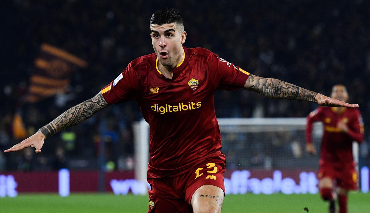 Pemain AS Roma, Gianluca Mancini melakukan selebrasi setelah mencetak gol kemenangan timnya ke gawang Juventus pada laga pekan ke-25 Liga Italia 2022/2023 yang berlangsung di Stadio Olimpico, Senin (06/03/2023) dini hari WIB. (AFP/Filippo Monteforte)