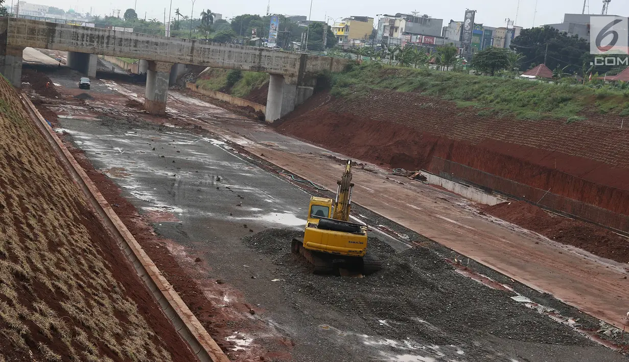 Alat berat digunanakan untuk pembangunan proyek jalan tol Cijago Seksi II di kawasan Depok, Jawa Barat, Senin (2/10). (Liputan6.com/Immanuel Antonius)