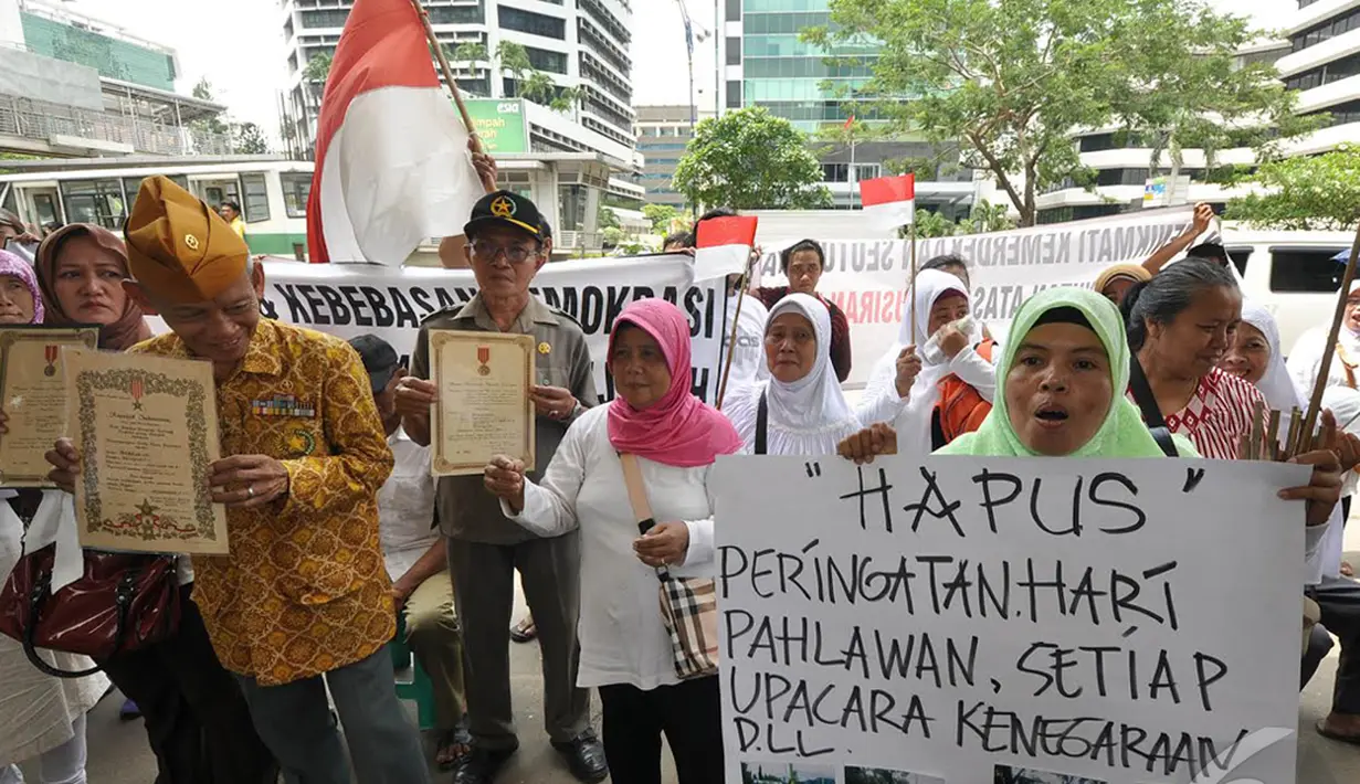 Para pengunjuk rasa menutut Presiden Jokowi untuk bertindak tegas menyelamatkan aset-aset yang di komersialisasikan, Jakarta, Kamis (18/12/2014). (Liputan6.com/Miftahul Hayat)