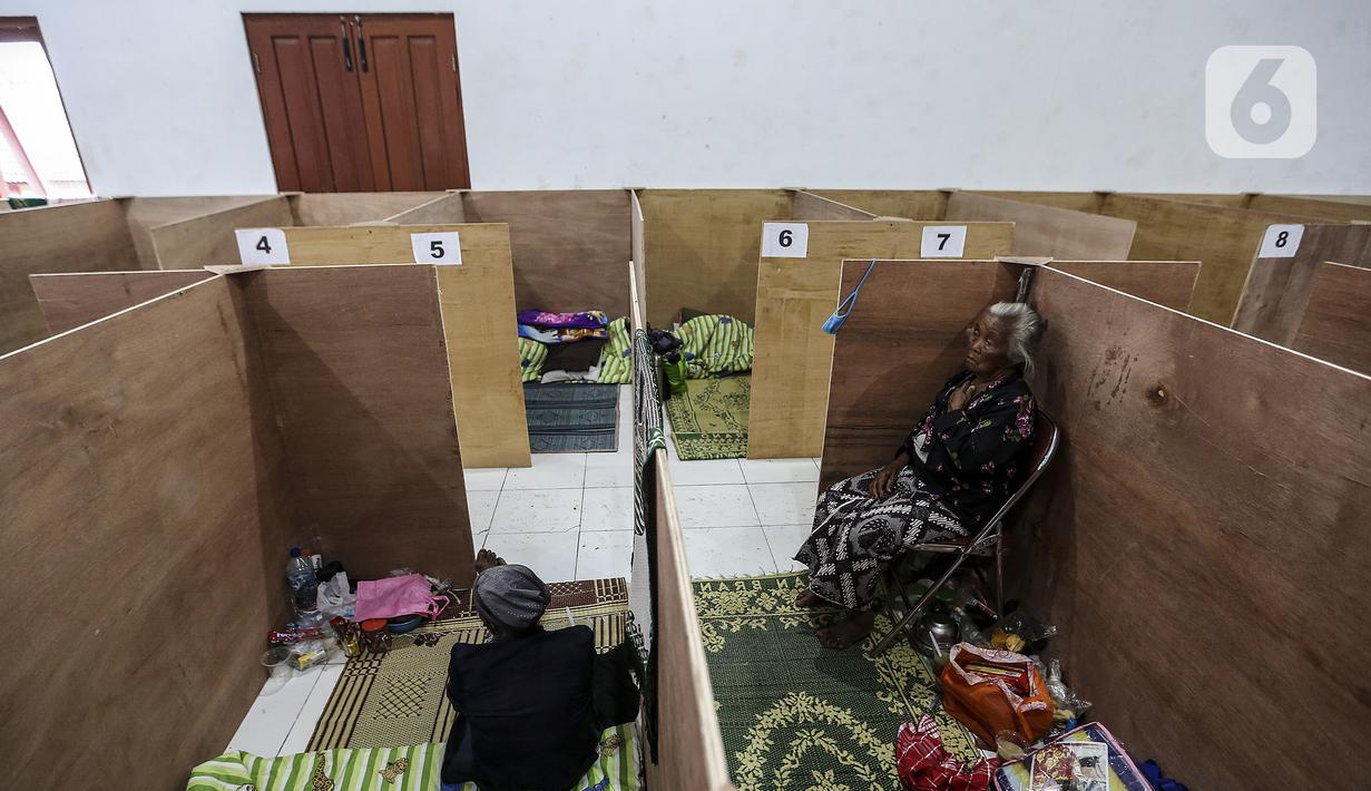 Pengungsi Gunung Merapi beristirahat dalam bilik lokasi pengungsian di Desa Glagaharjo, Sleman, Jawa Tengah, Rabu (18/11/2020). Kondisi Gunung Merapi yang memasuki level siaga membuat beberapa desa dengan radius 5 Km dari puncak Gunung Merapi mengungsikan penduduknya. (Liputan6.com/Johan Tallo)