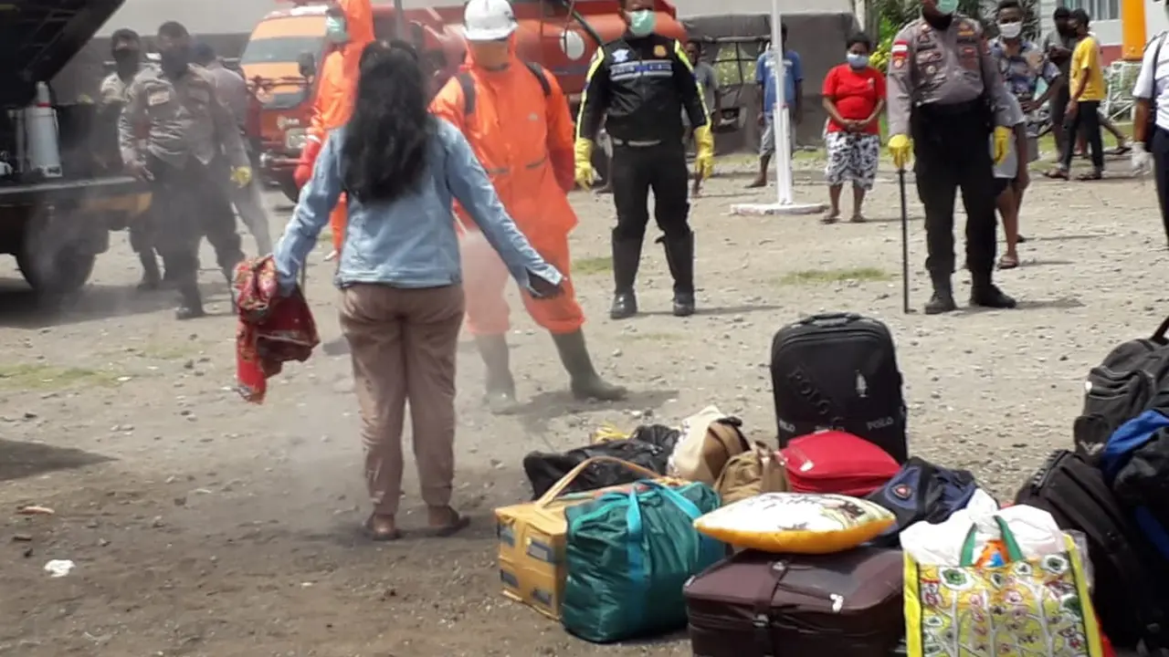 Ratusan penumpang KM Lambelu didisinfeksi sebelum memasuki gedung karantina, di Kabupaten Sikka, NTT. (Foto: Liputan6.com/Dionisius Wilibardus)