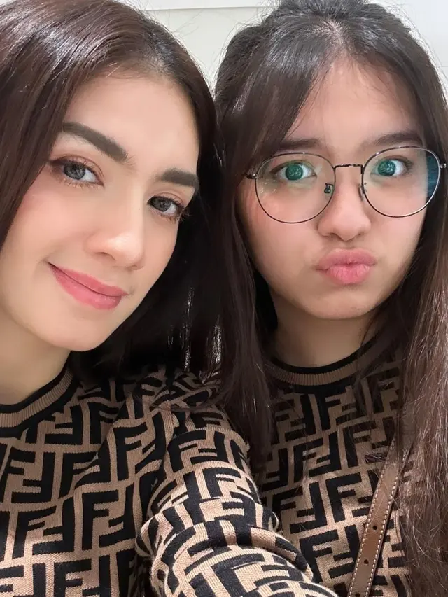 7 Potret Kebersamaan Angel Karamoy dan Lovely Rumangkang, Disebut Bak Kakak Adik