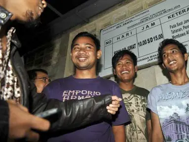 Tiga mahasiswa keluar dari tahanan Reskrimum Polda Metro Jaya, Jakarta, Senin (2/4). Sebanyak 50 mahasiswa yang terlibat aksi anarkis dalam demo menolak kenaikan BBM di Salemba akhirnya dibebaskan sedangkan dua mahasiswa masih ditahan untuk menjalani pemeriksaan lanjutan. (Antara)