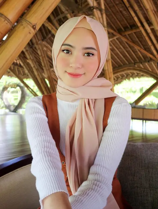 Perempuan yang akhir-akhir ini jadi pusat perhatian karena hubungannya dengan Alfeandra Dewangga retak memang memiliki senyum yang manis. Apalagi saat ia mengenakan hijab yang membuatnya kian terlihat adem. Banyak netizen terpesona dengan kecantikan dari Vivi Novika. (Liputan6.com/IG/@viviinovika)