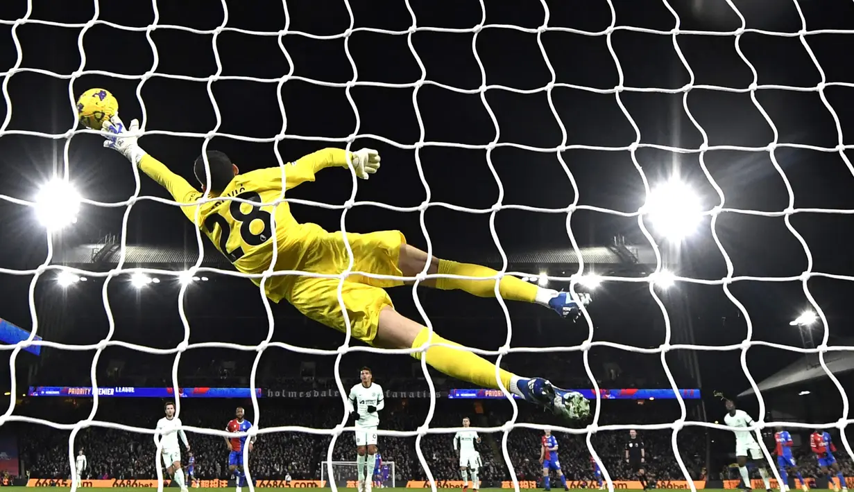 Kiper Chelsea, Djordje Petrovic, berusaha menghalau bola saat melawan Crystal Palace pada laga Liga Inggris di Stadion Selhurst Park, London, Selasa (13/2/2024). (AFP/Glyn Kirk)