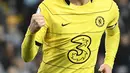 Gelandang Chelsea, Jorginho melakukan selebrasi setelah mencetak gol dari titik penalti ke gawang Aston Villa pada pertandingan lanjutan Liga Inggris di Villa Park di Birmingham, Inggris tengah 26 Desember 2021. Sejumlah sumber termasuk jurnalis senior yang juga pakar bursa transfer Fabrizio Romano, banderol penebusan Jorginho mencapai 10 juta poundsterling atau setara dengan Rp185 miliar, ditambah 2 juta poundsterling sebagai bonus. (Oli SCARFF / AFP)