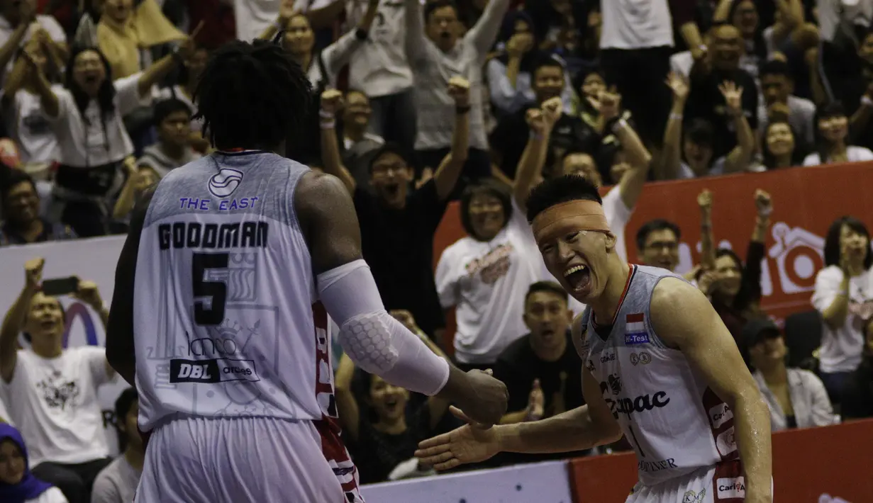 Pebasket Stapac Jakarta, Abraham Damar, melakukan selebrasi usai mengalahkan Satria Muda Jakarta pada laga final IBL 2019  di C-Tra Arena, Bandung, Sabtu (23/3). Stapac menang 74-56 atas Satria Muda. (Bola.com/M Iqbal Ichsan)