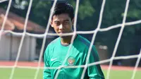 Kiper Persegres Gresik United, Satria Tama, harus bersaing dengan dua kiper lain di seleksi Timnas U-19 proyeksi Piala AFF U-19 2016. (Bola.com/Romi Syahputra)