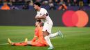 Warren Zaire-Emery yang kini tengah menjalani musim kedua bersama PSG baru saja mencatatkan namanya di urutan kedua sebagai pesepak bola Prancis termuda sepanjang sejarah yang mampu mencetak gol di Liga Champions. Berusia 17 tahun, 9 bulan dan 5 hari, ia sukses mencetak satu gol ke gawang Borussia Dortmund pada laga matchday keenam Grup F Liga Champions 2023/2024 (13/12/2023) yang berakhir imbang 1-1 dan membawa PSG lolos ke babak 16 besar. (AFP/Franck Fife)
