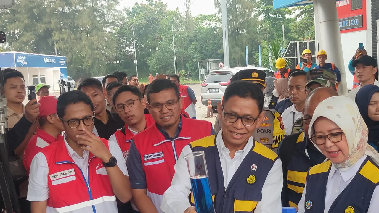 Wamen ESDM Yuliot Tanjung mengecek kualitas BBM Pertamina di rest area 207
