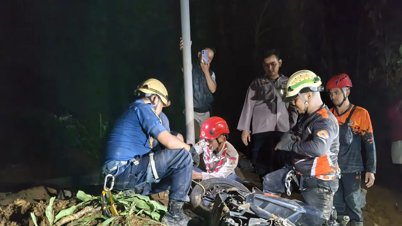 Damkar Sukabumi dan tim gabungan saat mengevakuasi korban dan kendaraan kecelakaan lalu lintas di Kampung Ciganas, Desa Nagrak Utara, Kecamatan Nagrak, Kabupaten Sukabumi. (Liputan6.com/Istimewa).