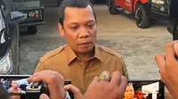 Sekretaris DPRD Riau Muflihun memberi keterangan pers terkait pemeriksaan SPPD yang diusut Polda Riau. (Liputan6.com/M Syukur)