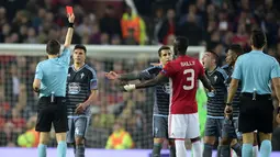 Wasit Ovidiu Hategan memberi kartu merah kepada bek Celta Vigo Facundo Roncaglia dan bek MU, Eric Bailly pada leg kedua Liga Europa di stadion Old Trafford, Inggris,(11/5). Di leg kedua ini MU bermain imbang 1-1 dengan Celta Vigo. (AFP Photo/Miguel Riopa)