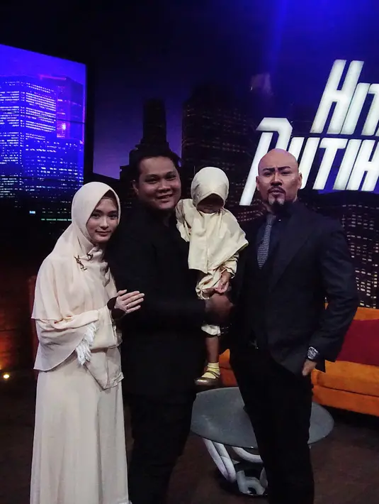 Perubahan yang makin giat melakukan ibadah dan melaksanakan sunat, ia mengaku lantaran mimpi. Mimpi yang membuatnya sedih itu membuatnya makin lebih mendekatkan diri lagi. (Instagram/virgoun_)