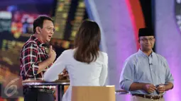 Ahok menjawab pertanyaan dari Anies Baswedan dalam debat terakhir Pilgub DKI Jakarta 2017 di Hotel Bidakara, Jakarta, Rabu (12/4). Dalam debat itu pertanyaan dilemparkan Anies soal masalah keadilan di DKI Jakarta. (Liputan6.com/Faizal Fanani)