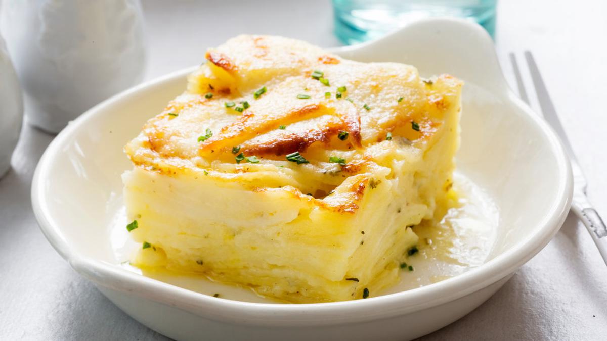 Hidangan gratin kentang keju yang creamy dan gurih, dipanggang hingga keemasan