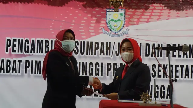 Bupati Purbalingga, Dyah Hayuning Pratiwi melantik Sekda Purbalingga Herni Sulasti SH MH CfrA. (Foto: Liputan6.com/Rudal Afgani Dirgantara)