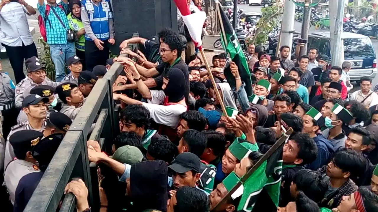Demo HMI di Malang, dari Lompat Pagar DPRD sampai Blokade Jalan