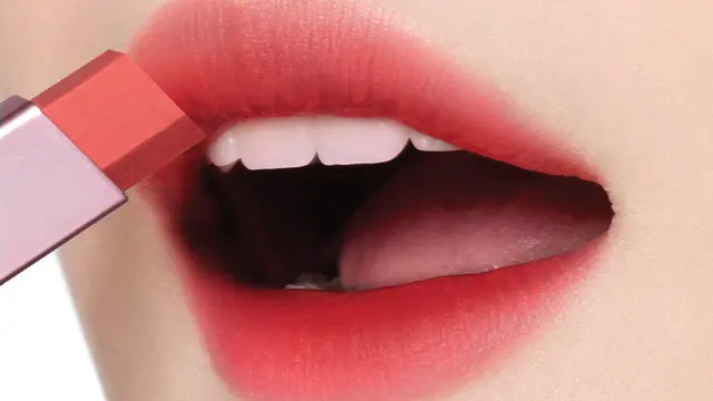 Gradasi Rona Cantik Lewat Two Tone Matt Lip Bar